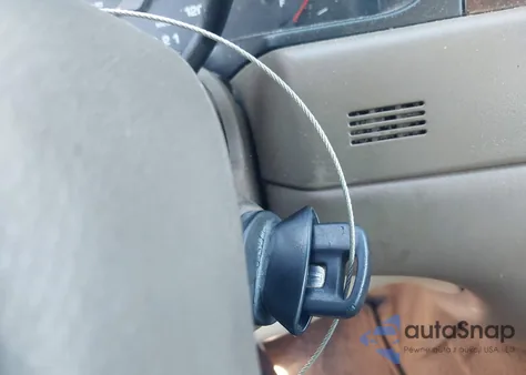 2001 Lincoln Town Car Signature из США, поврежденный, VIN 1LNHM82W91Y611232